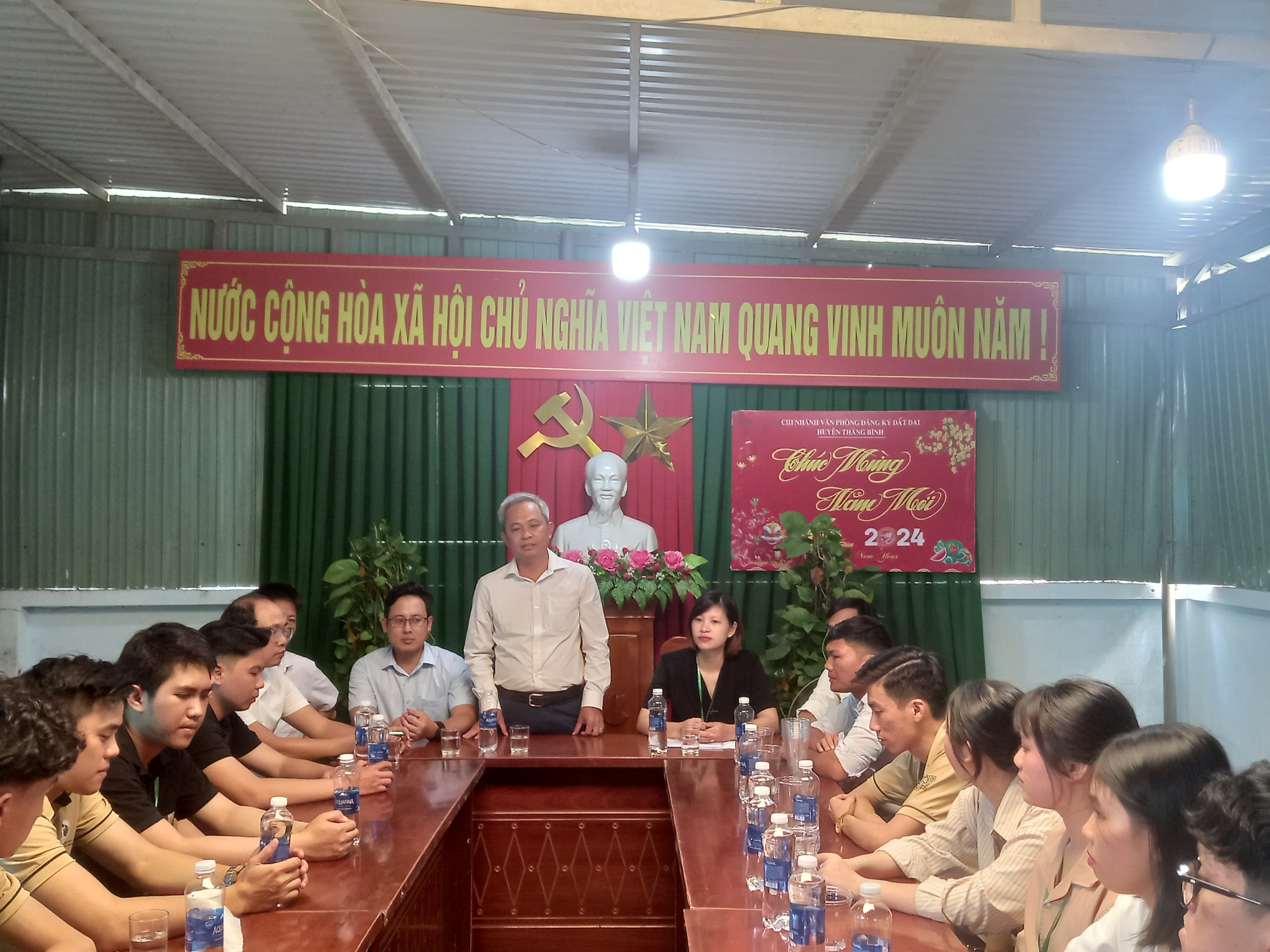 Ông Lê Văn Ái - Giám đốc Văn phòng Đăng ký đất đai chi nhánh huyện Thăng Bình trao đổi các thông tin công việc với Đoàn thực tế nghề